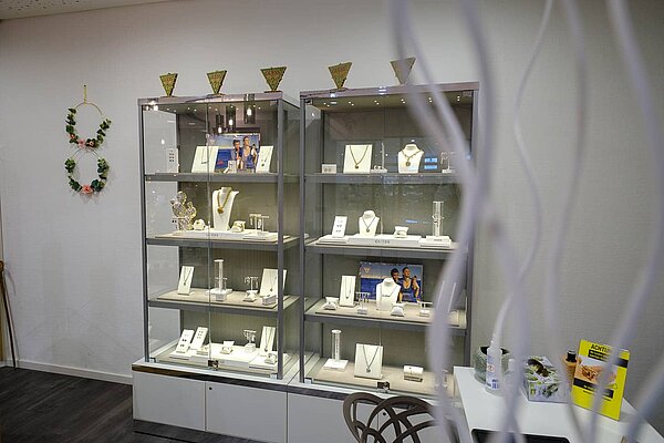 Vitrinen mit Schmuck im Geschäft