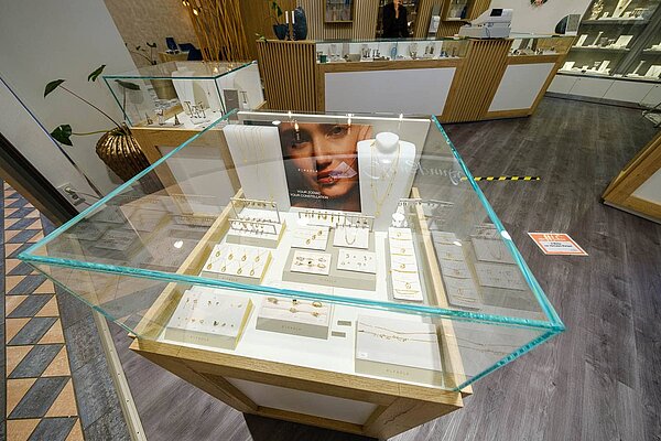Glasvitrine mit Ringen und Schmuck