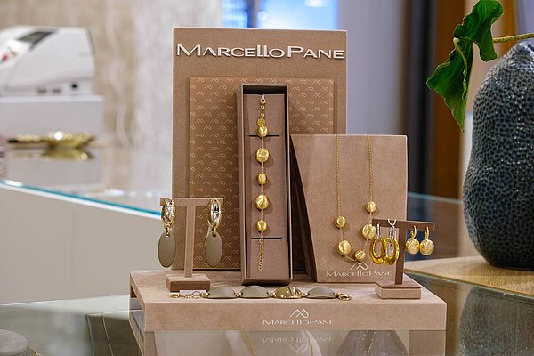 Goldschmuck in der Vitrine bei Glanzpunkt